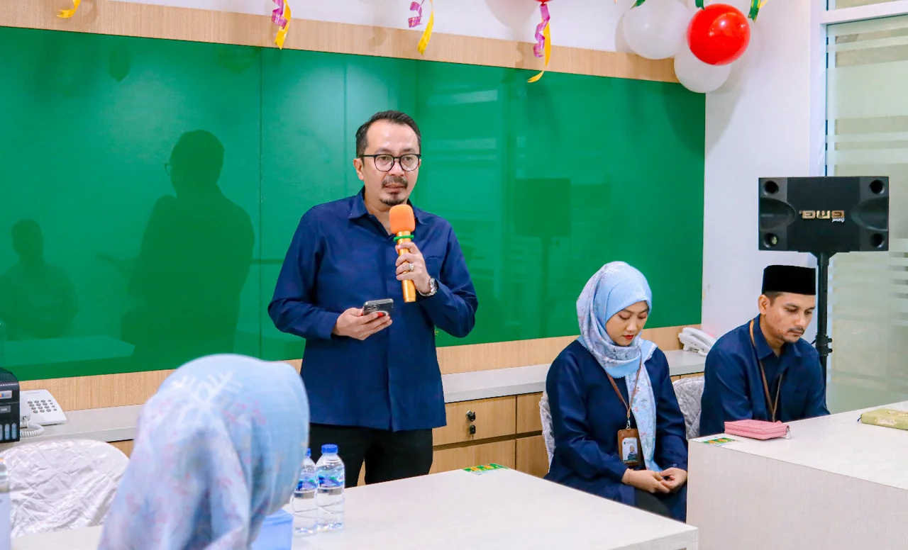 Foto :&nbsp;Direktur Utama BPR Banda Raya Azrul Syafri saat menyampaikan sambutan dalam peresmian cabang Bengkong.